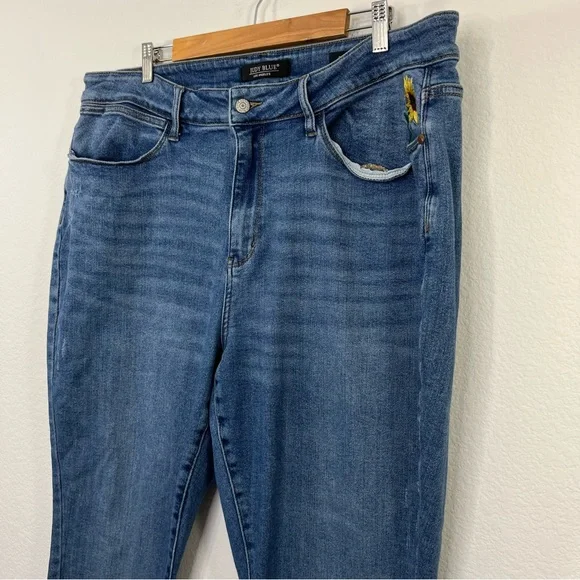 Judy Blue High Rise Relaxed Fit Sunflower Embroidered‎ size 22W - Picture 3 of 10